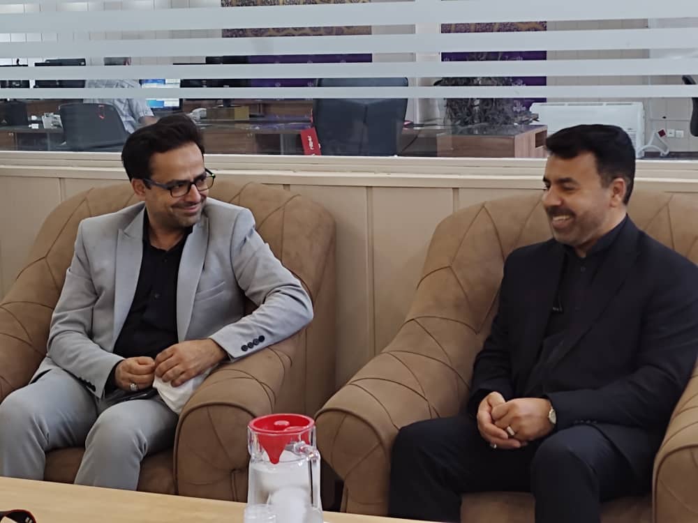 در آستانه روز خبرنگار مهندس سید مجتبی باطنی مدیر دفتر روابط عمومی شرکت توزیع برق اصفهان با حضور در صدا و سیمای مرکز اصفهان با سجاد عرب بیگی مسئول هماهنگی خبر اصفهان دیدار نمود و از تلاشهای ایشان تقدیر کرد.