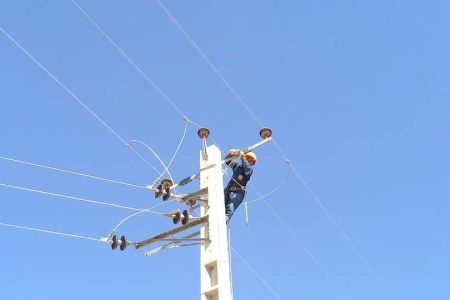 عملیات تعمیرات شبکه فشارمتوسط منطقه صنعتی سنگلچ در شهرستان سرخه