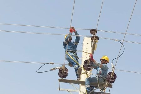 تاسیسات توزیع برق منطقه اعتضادیه شهرستان سمنان بهسازی شد