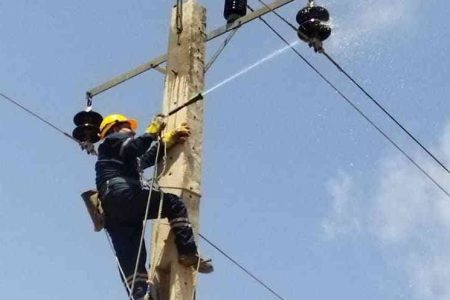 عملیات شست و شوی تاسیسات توزیع برق منطقه کالپوش در شهرستان میامی