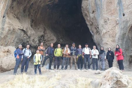 صعود گروه کوهپیمایی شرکت توزیع نیروی برق استان کرمانشاه به «تنگه بزازخانه کوه پرآو»