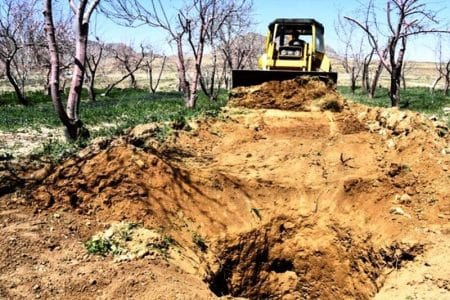 مالکان چاه غیر مجاز به راننده لودر سازمان آب فارس با کوکتل مولوتف حمله کردند