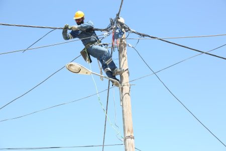 احداث 14 هزار متر شبکه توزیع برق در بخش بسطام