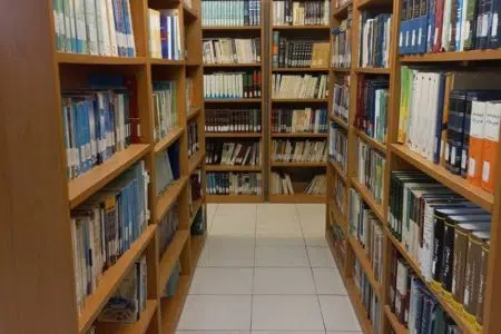 اهدای ۱۰۴۰ منبع فیزیکی و الکترونیکی فارسی و غیرفارسی به کتابخانه آبفای استان اصفهان