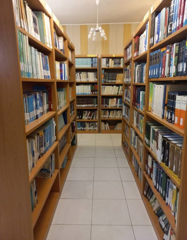 اهدای 1040 منبع فيزيكي و الكترونيكي فارسي و غيرفارسي به کتابخانه آبفای استان اصفهان
