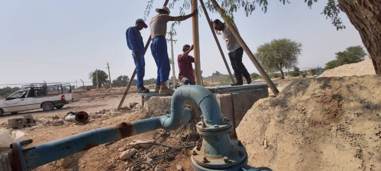 کف شکنی چاه های پارسیان جهت تامین آب مورد نیاز شهروندان