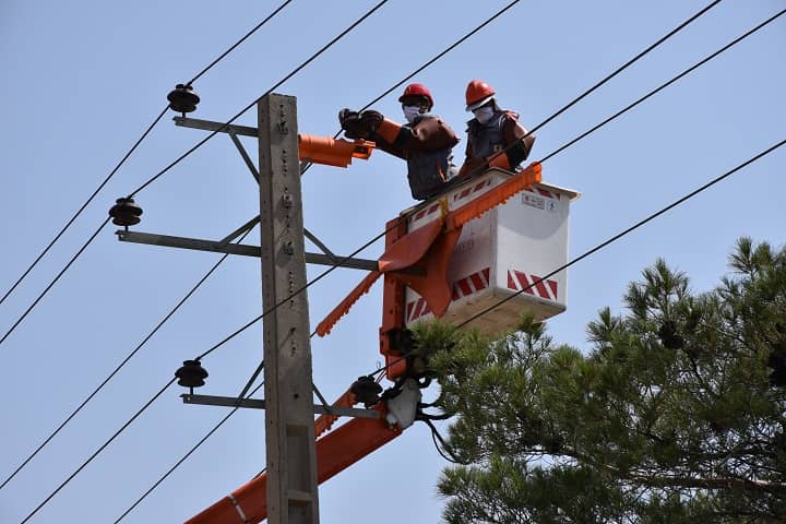 تعمیر ۱۷۰۰کیلومتر شبکه برق به روش خط گرم در استان مرکزی