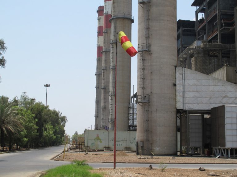 نصب پرچم باد نما در نیروگاه بندرعباس