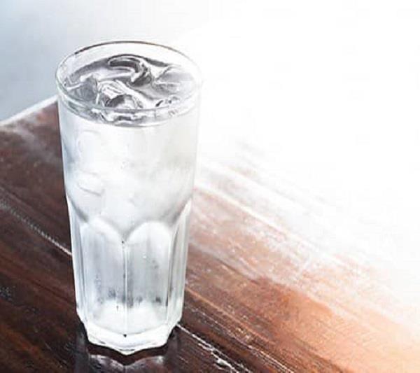 عوارض نوشیدن آب یخ