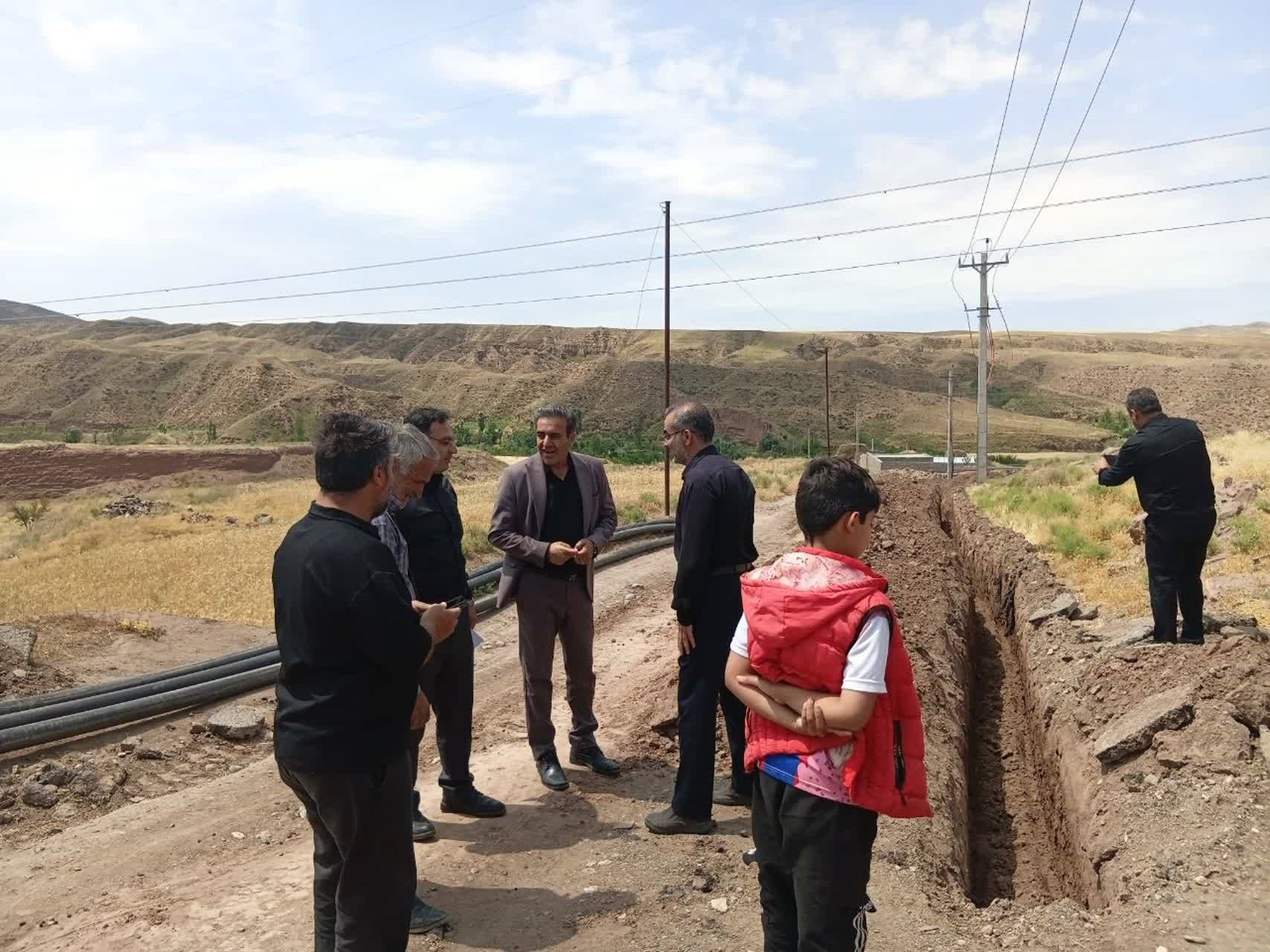 بازدید مدیرعامل آب و فاضلاب خوی از اجرای خط انتقال چاه جدید روستای سیدتاج‌الدین