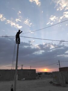 اصلاح و تعویض شبکه برق روستای دهک کورین زاهدان به کابل خودنگهدار به روش خط گرم