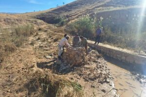 آغاز عملیات ترمیم خط انتقال آب روستای شورک سملقان پس از وقوع سیلاب