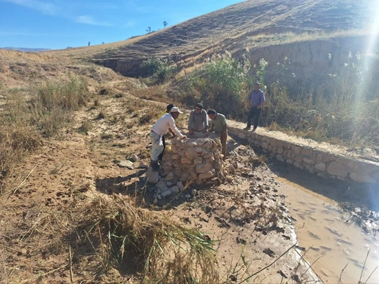 آغاز عملیات ترمیم خط انتقال آب روستای شورک سملقان پس از وقوع سیلاب