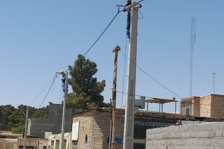 احداث بیش از یک هزار و ۷۰۰ متر شبکه برق در شهرستان آرادان