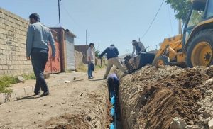 عملیات حفاری اصلاح شبکه آب شرب روستای قارنا شهرستان نقده