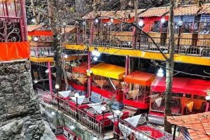  در راستای کاهش بار و افزایش پایداری شبکه توزیع برق شهر تهران، با هماهنگی دادستانی و همکاری نیروی انتظامی و نیروهای عملیاتی توزیع برق پایتخت، طی مانوری ضربتی، انشعابات غیرمجاز برق و لامپ های التهابی و پرمصرف مورد استفاده اصناف در منطقه دربند تهران، جمع آوری شد.