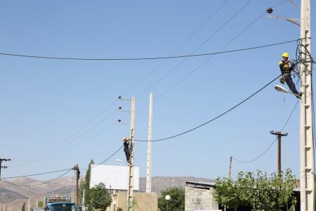 در راستای طرح جهادی بهارستان پنج هزار متر شبکه توزیع برق روستایی بهسازی شد