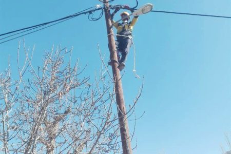 اجرای طرح بهسازی شبکه توزیع برق 9 روستا در شهرستان مهدیشهر