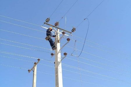 اجرای طرح بهینه سازی 50 کیلومتر شبکه توزیع برق در شهرستان مهدیشهر