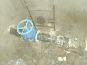 نصب شیرهای فشار شکن در مخزن ذخیره آب روستای آغبلاغ سفلی