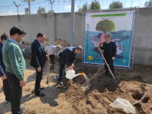 کاشت-نهال-توسط-کارکنان-توزیع-برق-شهرست