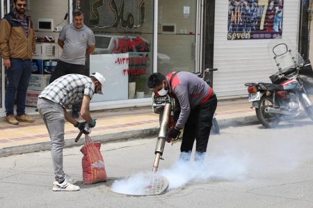 آغاز سم‌پاشی منهول های فاضلاب بر ضد حشرات موذی  در ۳۶ شهر استان اصفهان