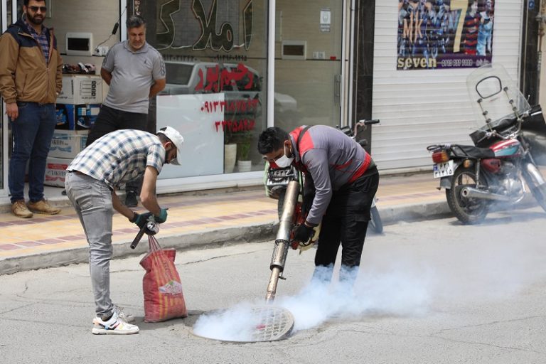 آغاز سم‌پاشی منهول های فاضلاب بر ضد حشرات موذی در 36 شهر استان اصفهان
