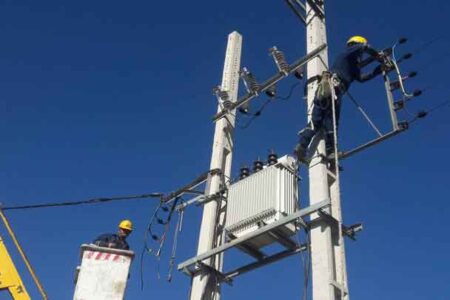 پیشرفت درعملیات بهسازی شبکه برق یقین علی تپه میاندوآب
