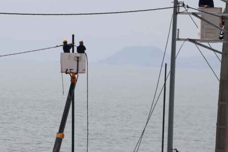اتمام عملیات برق رسانی به پارک ساحلی کشتی آرتمیا جاده شهید کلانتری