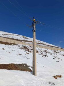 ترمیم پارگی سیمها برق ناشی از سقوط بهمن