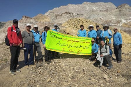 صعود کوهنوردان آبفای استان به قله «کوه نمکی» استان بوشهر