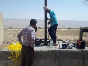 کف شکنی و نصب تجهیزات چاه آب شرب چاهورز شهرستان لامرد