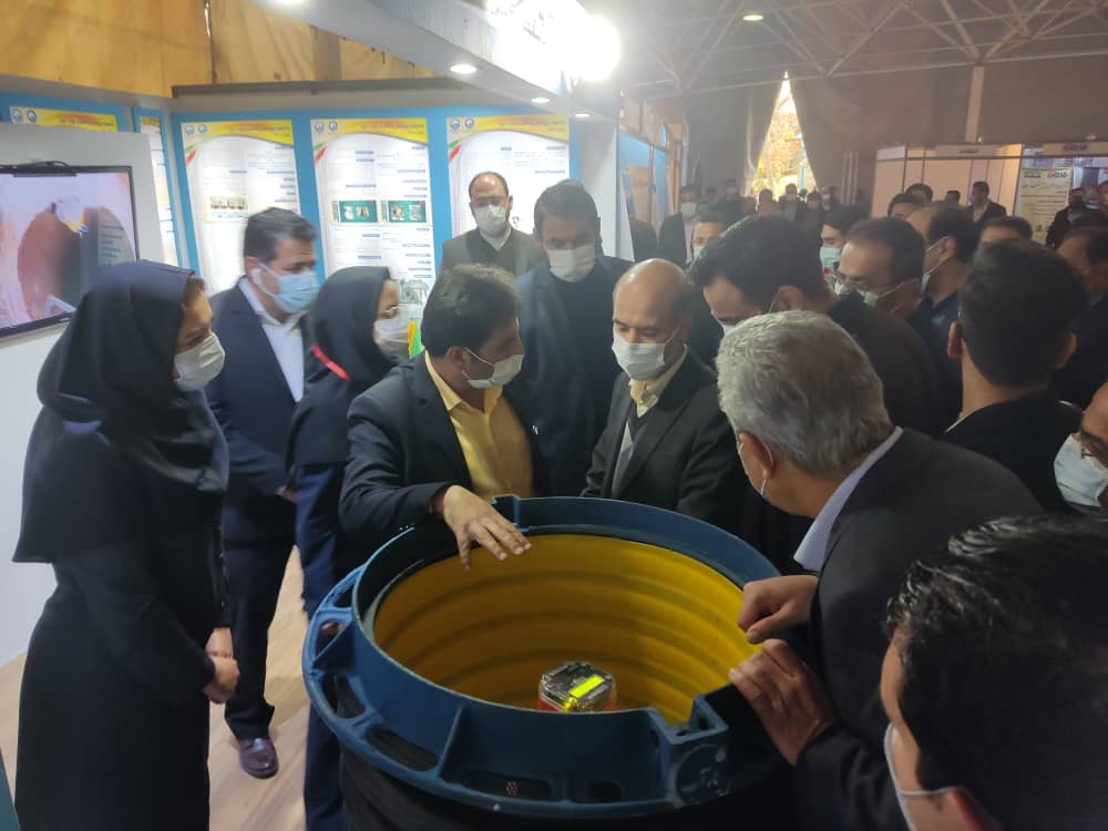 وزیر-نیرو-از-غرفه-دستاوردهای-پژوهشی-شر