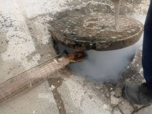آغاز سم‌پاشی منهول های فاضلاب علیه حشرات موذی در بوکان