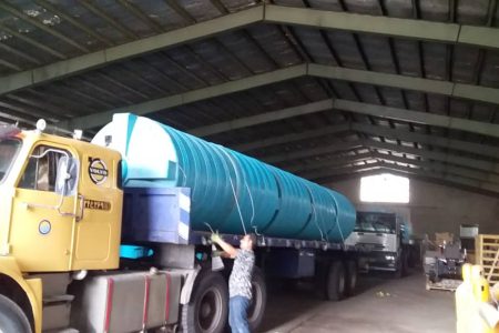 ارسال ۱۰ مخزن ذخیره آب به مناطق زلزله‌زده استان هرمزگان