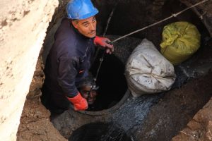 رفع گرفتگی خط اصلی انتقال فاضلاب غرب زنجان