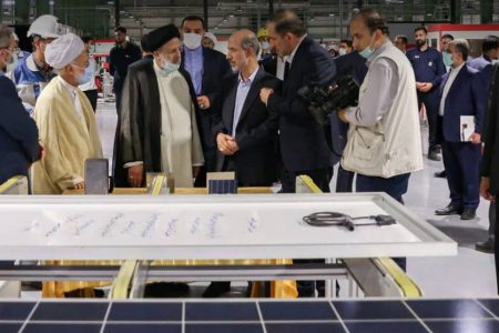 بازدید رئیس جمهور از شرکت تولیدکننده تجهیزات نیروگاه‌های خورشیدی در شهرستان خمین
