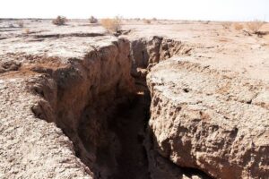 فرونشست-زمین-سفره-های-آب-زیرزمینی-را-می