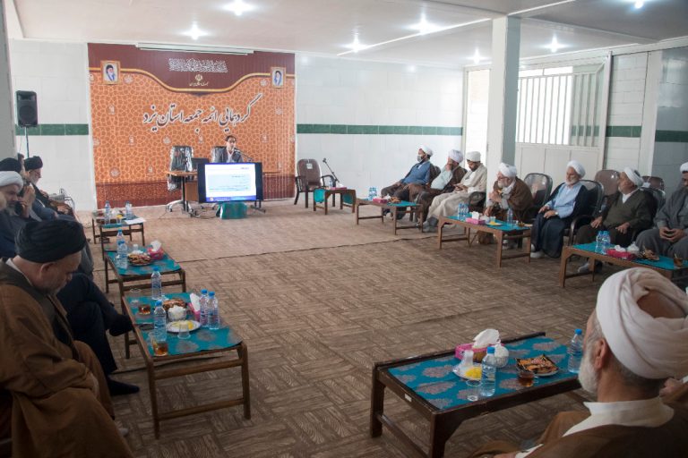 نشست هم اندیشی مدیران ارشد صنعت آب و برق استان یزد با ائمه جمعه استان