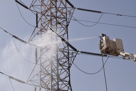 شستشوی ۱۳۱ پست برق و تعویض بیش از ۲ هزار زنجیره مقره در خوزستان برای مقابله با گرد و غبار