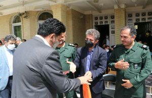 مدیرعامل شرکت توزیع نیروی برق استان قزوین به همراه فرمانده سازمان بسیج ادارات استان ، مدیر آموزش و پرورش ناحیه یک شهرستان قزوین ،فرمانده حوزه مقاومت بسیج شهید باهنر قزوین، جمعی از مدیران برق استان با حضور در دبیرستان نمونه دولتی علامه جعفری(ره) شهرستان قزوین از تلاش ها و کوشش های معلمان و کادر اداری این دبیرستان با اهداء شاخه گل و لوح تقدیر قدردانی و تشکر بعمل آوردند.
