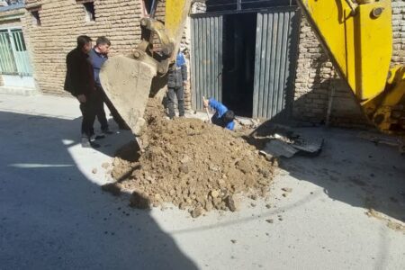 تعمیر شکستگی خط انتقال آب شرب در خیابان پزشکیان ارومیه
