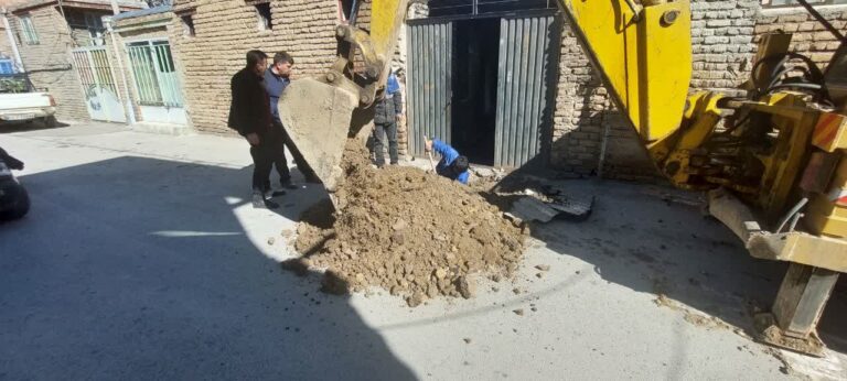 تعمیر شکستگی خط انتقال آب شرب در خیابان پزشکیان ارومیه