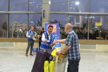 استقبال مروجین فرهنگ مصرف بهینه آب از حاجیان سرزمین وحی در فرودگاه اصفهان