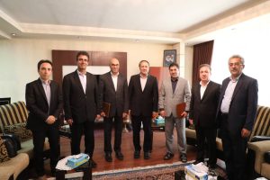 نشست صمیمانه حقوقی و تقدیر از اعضای کمیسیون ماده واحده تعیین تکلیف چاه های آب کشاورزی فاقد پروانه بهره برداری