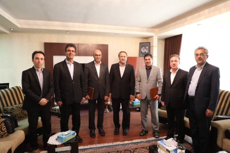 نشست صمیمانه حقوقی و تقدیر از اعضای کمیسیون ماده واحده تعیین تکلیف چاه های آب کشاورزی فاقد پروانه بهره برداری