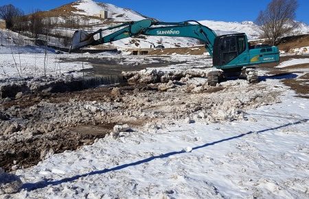 بازگشایی مسیر یخ زده رودخانه آغلاغان در شهرستان نیر به ارتفاع بیش از 2 متر
