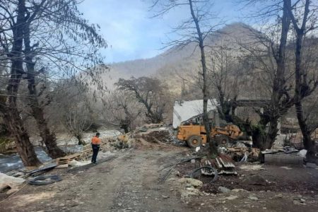 تخریب یک ساختمان غیر مجاز در بستر رودخانه خالکایی ماسال