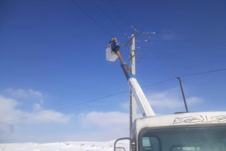اجرای تعمیرات پیشگیرانه شبکه فشار متوسط روستاهای گنبرف در شرایط برفی و سخت جوی