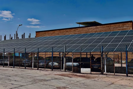 احداث پارکینگ خورشیدی ۵۰ کیلوواتی در شرکت توزیع برق جنوب استان کرمان